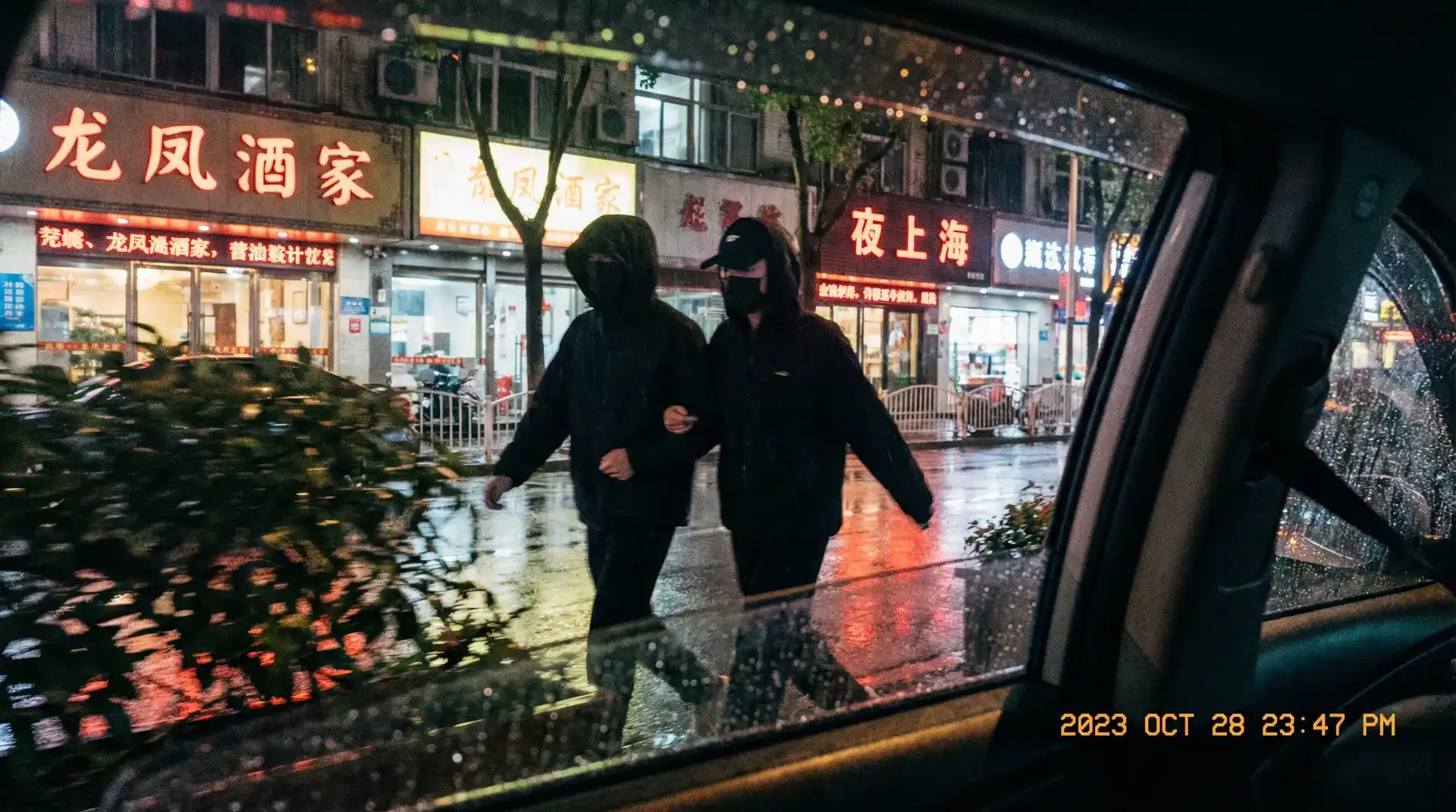 Stake官网 - 顶流明星深夜密会现场抓拍照片